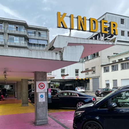 Eingänge, Stützen aus Beton, Glas · Kinderspital — Rudolf & Peter Steiger