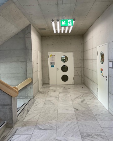 Türen, Decken aus Beton, Naturstein · Schulanlage Allmend — Studio Burkhardt