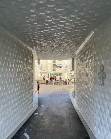 Eingänge, Decken aus Keramik · Wohnsiedlung Schwamendinger-Dreieck, Baufeld A — BS+EMI Architektenpartner