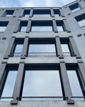 Fassaden, Fenster aus Beton, Metall · Hotelfachschule Belvoirpark — Peter Märkli