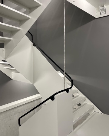 Treppenhäuser, Handläufe aus Beton, Metall · Stampfenbachstrasse — EMI Architekten