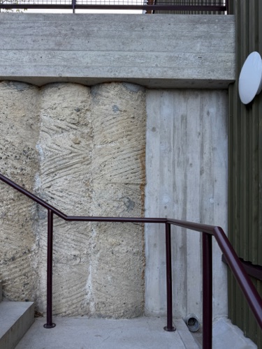 Treppenhäuser, Handläufe aus Beton, Metall · Schulanlage Wilacker — bernath+widmer Architekten