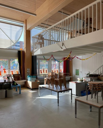 Fenster, Handläufe aus Holz, Metall · Schulanlage Allmend — Studio Burkhardt