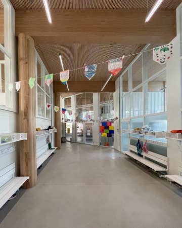 Türen, Stützen aus Beton, Holz · Schulanlage Allmend — Studio Burkhardt