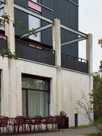 Fassaden, Balkone aus Beton, Metall · Alterswohnen Rehbühl — Neff Neumann Architekten