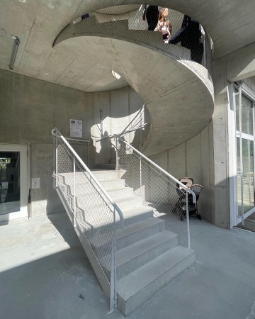Treppenhäuser, Handläufe aus Beton, Metall · Hobelwerk, Haus D — Pascal Flammer