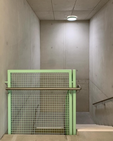 Treppenhäuser, Handläufe aus Beton, Metall · Schulanlage Thurgauerstrasse — Bollhalder Walser Architektur