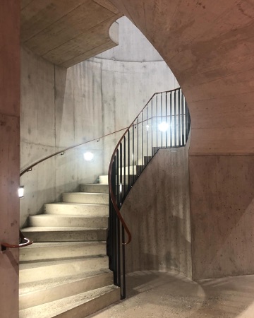 Treppenhäuser, Handläufe aus Beton, Holz · Erweiterung Schulanlage Mettmenstetten — Esch Sintzel Architekten