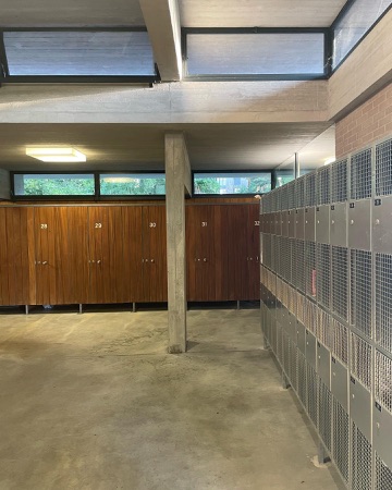 Türen, Stützen aus Beton, Holz · Freibad Seebach — Adolf Wasserfallen