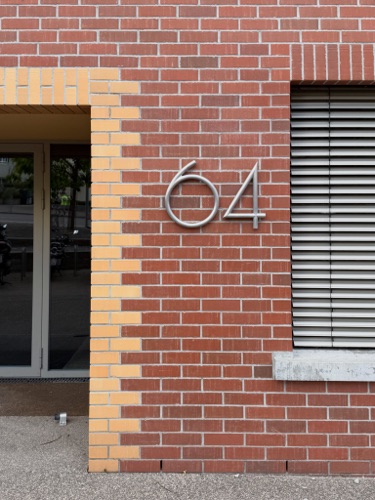 Fassaden, Eingänge aus Backstein · Wohnsiedlung Im Stückler — Adrian Streich Architekten