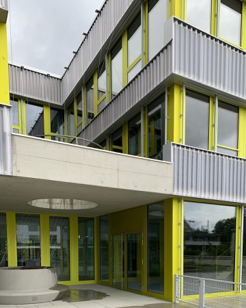 Fassaden, Fenster aus Beton, Metall · Schulanlage Thurgauerstrasse — Bollhalder Walser Architektur