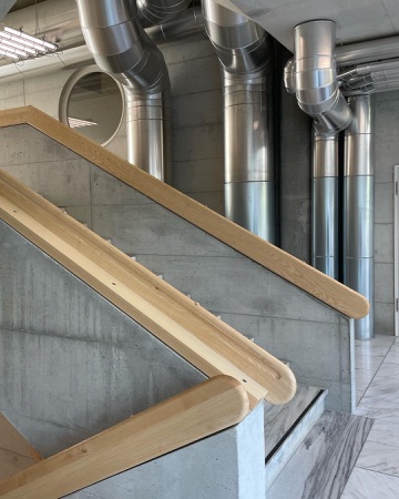 Treppenhäuser, Handläufe aus Beton, Holz · Schulanlage Allmend — Studio Burkhardt