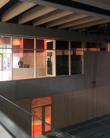 Fenster, Decken aus Beton, Holz · Erweiterung Schulanlage Mettmenstetten — Esch Sintzel Architekten