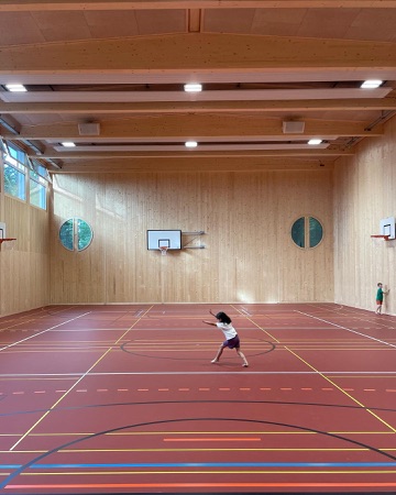 Fenster, Decken aus Holz, Glas · Provisorische Sporthalle Kantonsschule Freudenberg — pool Architekten