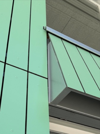 Fassaden, Fenster aus Metall, Glas · Zwhatt, Längsbau (Suffizienzprojekt) — Lütjens Padmanabhan Architekt*innen