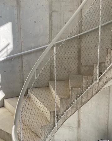 Treppenhäuser, Handläufe aus Beton, Metall · Hobelwerk, Haus D — Pascal Flammer