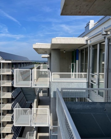 Fenster, Handläufe aus Beton, Metall · Guggach III — Donet Schäfer Reimer Architekten