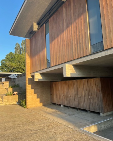 Fassaden, Fenster aus Beton, Holz · Freibad Seebach — Adolf Wasserfallen