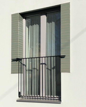 Fenster, Handläufe aus Metall, Glas · Wohnhäuser Allenmoostrasse — BDE Architekten