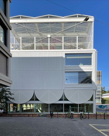 Fassaden, Fenster aus Metall, Glas · Schulanlage Allmend — Studio Burkhardt