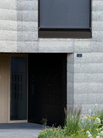 Fassaden, Türen aus Beton, Holz · Think Architecture — Think Architecture