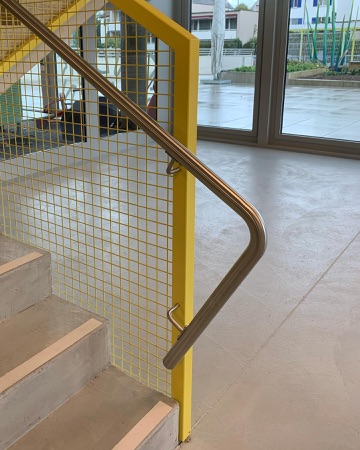 Treppenhäuser, Handläufe aus Beton, Metall · Schulanlage Thurgauerstrasse — Bollhalder Walser Architektur