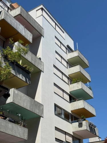 Fassaden, Balkone aus Beton, Verputz · Überbauung James — SGGK Architekt*innen Studio Gmür