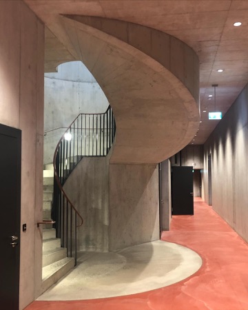 Treppenhäuser, Türen aus Beton, Holz · Erweiterung Schulanlage Mettmenstetten — Esch Sintzel Architekten