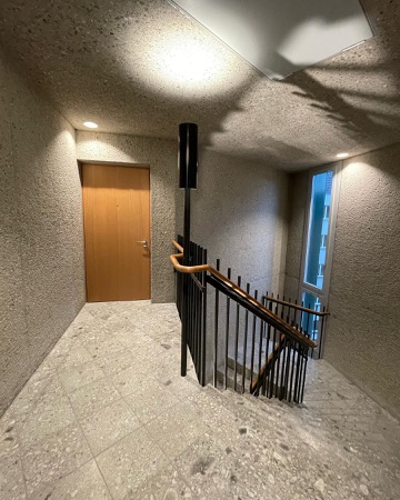 Treppenhäuser, Türen aus Beton, Holz · Apartment Building Hofackerstrasse — EMI Architekten