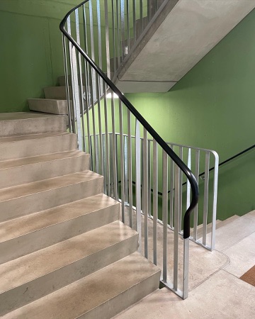 Treppenhäuser, Handläufe aus Beton, Metall · Hornbach-Siedlung — Knapkiewicz & Fickert