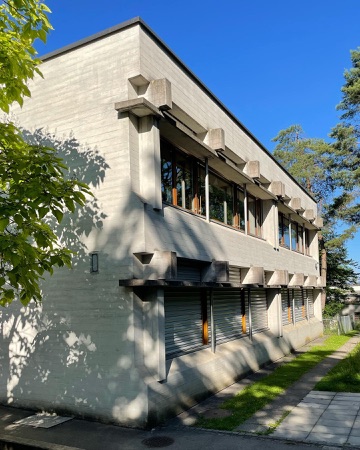 Fassaden, Fenster aus Beton, Holz · Schulhaus Stettbach — Esther & Rudolf Guyer