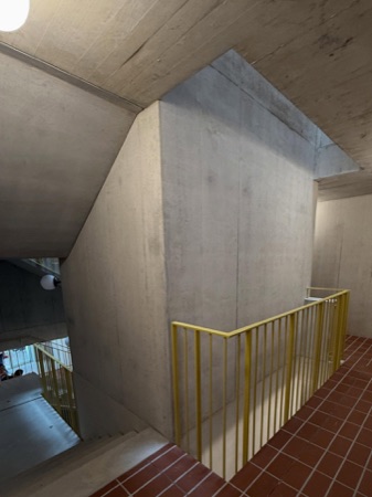 Treppenhäuser, Handläufe aus Beton, Metall · Wohnhaus Auwiesenstrasse — Adrian Streich Architekten