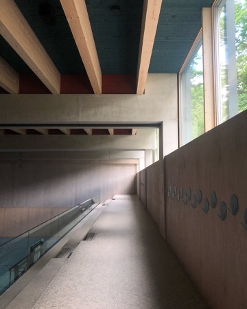 Fenster, Handläufe aus Beton, Holz · Erweiterung Schulanlage Mettmenstetten — Esch Sintzel Architekten