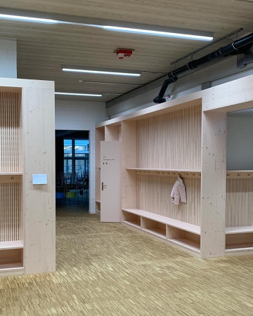 Türen aus Beton, Holz · Schulanlage Guggach III — Weyell Zipse Architekten