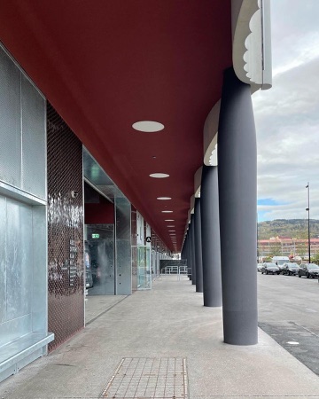 Eingänge, Stützen aus Beton, Metall · Swiss Life Arena — Caruso St John