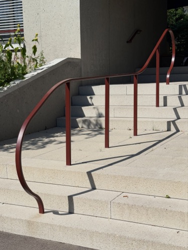Treppenhäuser, Handläufe aus Beton, Metall · Wohnsiedlung Frohalp Zürich — Zimmermann Sutter Architekten