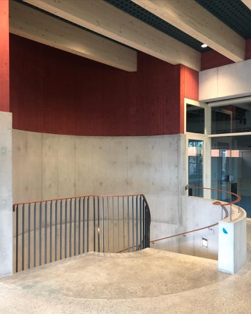 Treppenhäuser, Handläufe aus Beton, Holz · Erweiterung Schulanlage Mettmenstetten — Esch Sintzel Architekten