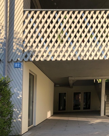 Türen, Balkone aus Beton, Holz · Wohnhaus Felsenrain — Hunkeler Hürzeler Architekten