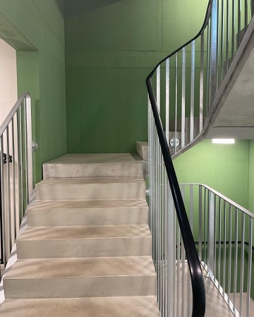 Treppenhäuser, Handläufe aus Beton, Metall · Hornbach-Siedlung — Knapkiewicz & Fickert