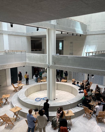 Handläufe, Stützen aus Beton, Metall · Gewerbe und Büro Buckhauserstrasse 40 — Oxid Architektur