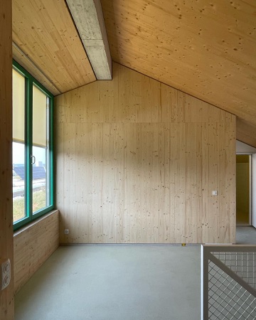 Fenster, Handläufe aus Beton, Holz · Guggach III — Donet Schäfer Reimer Architekten