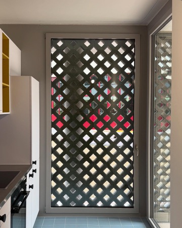 Fenster, Küchen aus Beton, Glas · Wohnhaus Flurstrasse — Esch Sintzel Architekten