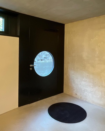 Türen, Eingänge aus Beton, Metall · Atelierhouse — Burkhalter Sumi Architekten