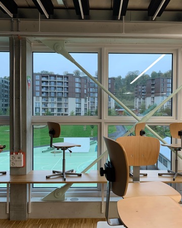 Fenster, Stützen aus Beton, Metall · Schulanlage Guggach III — Weyell Zipse Architekten