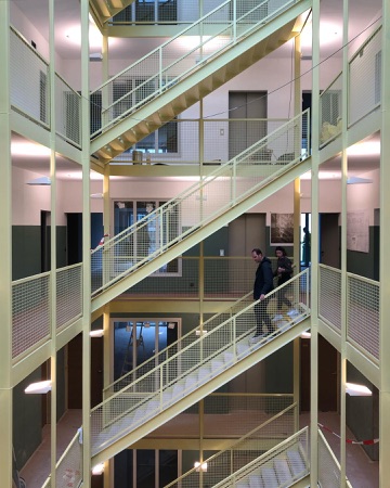 Treppenhäuser, Handläufe aus Metall · Haus Krokodil — ARGE Baumberger Stegmeier / KilgaPopp
