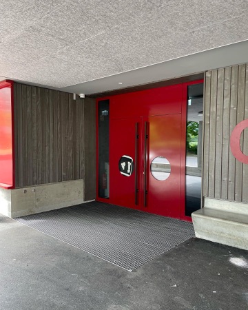Türen, Eingänge aus Beton, Holz · Sonnenberg — Oxid Architektur