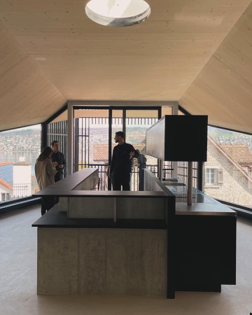 Fenster, Küchen aus Beton, Holz · Atelierhouse — Burkhalter Sumi Architekten