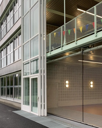 Fassaden, Fenster aus Metall, Glas · Schulanlage Guggach III — Weyell Zipse Architekten