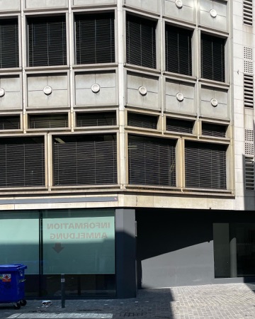 Fassaden, Fenster aus Beton, Metall · Geschäftshaus Modissa — Karl Egender / Wilhelm Müller