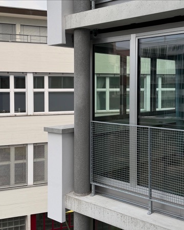 Fassaden, Balkone aus Beton, Metall · Wohnhaus Flurstrasse — Esch Sintzel Architekten
